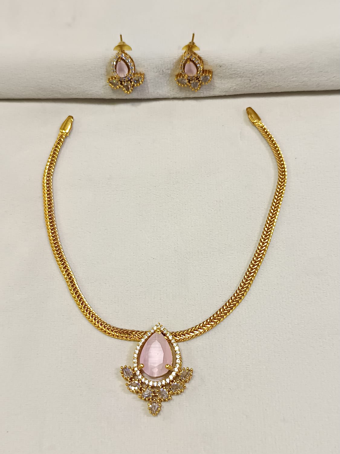 Beautiful vintage nan thad neckset with earrings